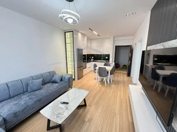 Tirane, jepet me qera apartament 1+1+Ballkon Kati 5, 65 m² 550 € (Urban Gate)