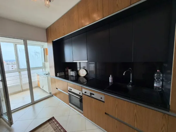 Durres, jepet me qera apartament 2+1 Kati 6, 550 € (Pallati i sportit)