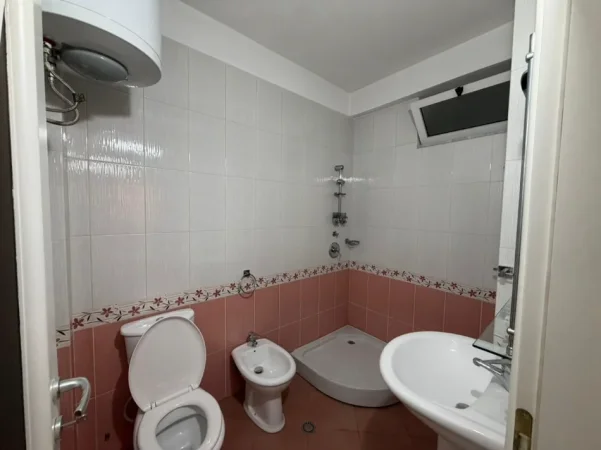 Durres, jepet me qera apartament 2+1 Kati 6, 550 € (Pallati i sportit)