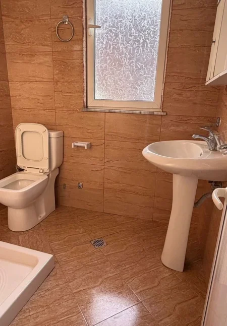 Tirane, jepet me qera apartament 1+1 Kati 3, 55 m² 400 € (FAKULTETI I MJEKESISIE)