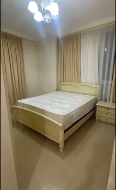 Tirane, jepet me qera apartament 2+1+Ballkon Kati 4, (Bulevardi i Ri)