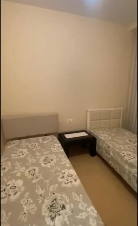 Tirane, jepet me qera apartament 2+1+Ballkon Kati 4, (Bulevardi i Ri)