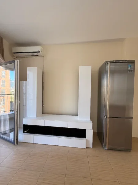 Tirane, jepet me qera apartament 2+1+Ballkon Kati 4, (Bulevardi i Ri)