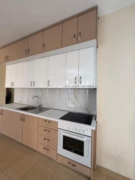 Tirane, jepet me qera apartament 2+1+Ballkon Kati 4, (Bulevardi i Ri)