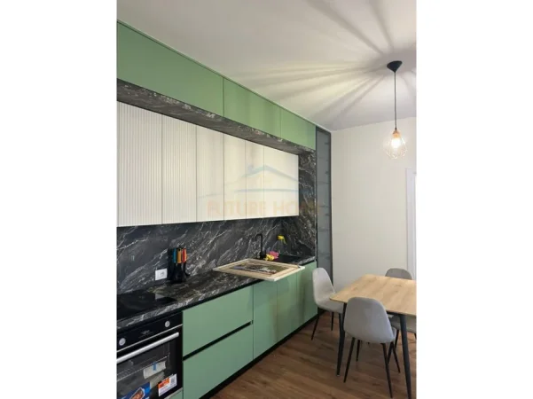 Tirane, jepet me qera apartament 2+1+Ballkon Kati 1, 105 m² 550 € (Paskuqan)