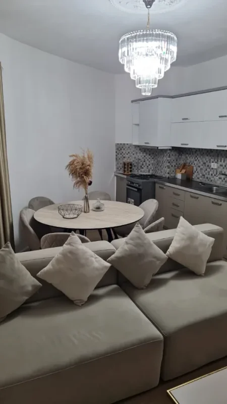 Durres, jepet me qera apartament 1+1+Ballkon Kati 3, 700 € (Sheshi Pranvera)