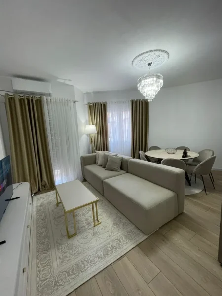 Durres, jepet me qera apartament 1+1+Ballkon Kati 3, 700 € (Sheshi Pranvera)