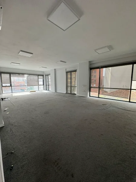 Tirane, jepet me qera zyre Kati 2, 404 m² 5.200 € (QENDER)