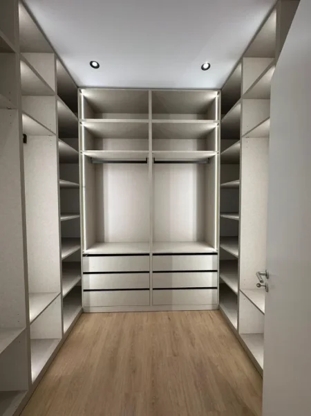 Tirane, jepet me qera Vile 3 Katshe Kati 0, 300 m² 4.500 € (Liqeni I thate)