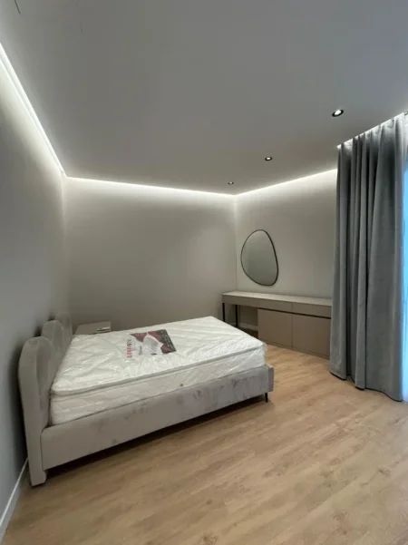 Tirane, jepet me qera Vile 3 Katshe Kati 0, 300 m² 4.500 € (Liqeni I thate)