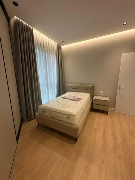 Tirane, jepet me qera Vile 3 Katshe Kati 0, 300 m² 4.500 € (Liqeni I thate)