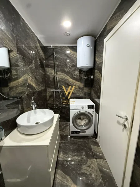 Tirane, jepet me qera apartament 2+1+Ballkon Kati 2, 115 m² 870 € (ISH FUSHA E AVIACIONIT)