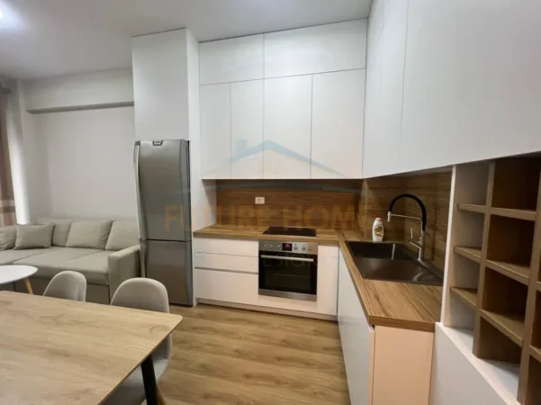 Tirane, jepet me qera apartament 1+1+Ballkon Kati 3, 54 m² 350 € (fresk)