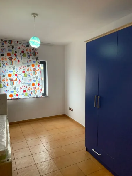 Tirane, jepet me qera apartament 2+1+Ballkon Kati 8, 89 m² 600 € 