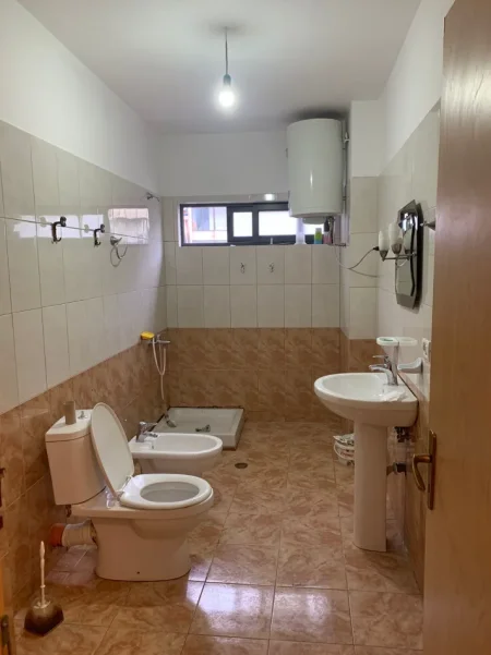 Tirane, jepet me qera apartament 2+1+Ballkon Kati 8, 89 m² 600 € 