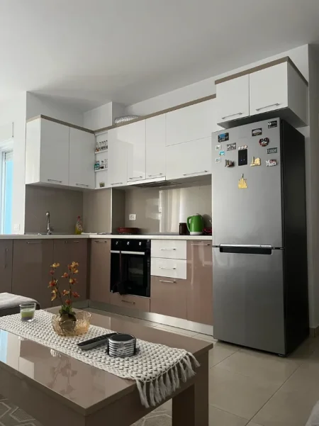 Tirane, jepet me qera apartament 1+1 , 68 m² 550 € (21 Dhjetori)