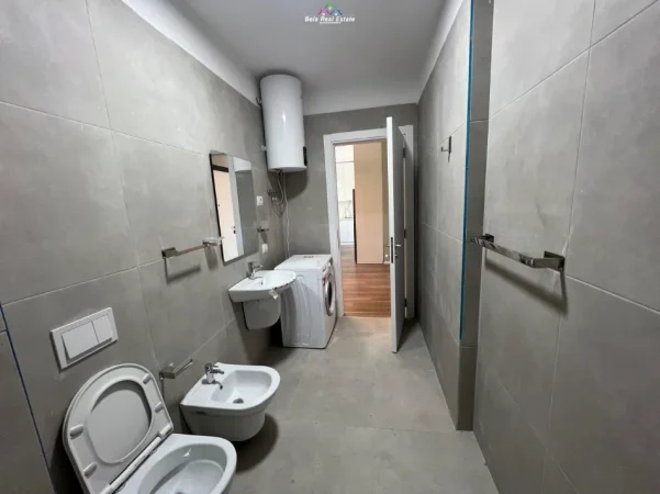 Tirane, jepet me qera apartament 1+1+Ballkon Kati 2, 75 m² 550 € (ish dogana)