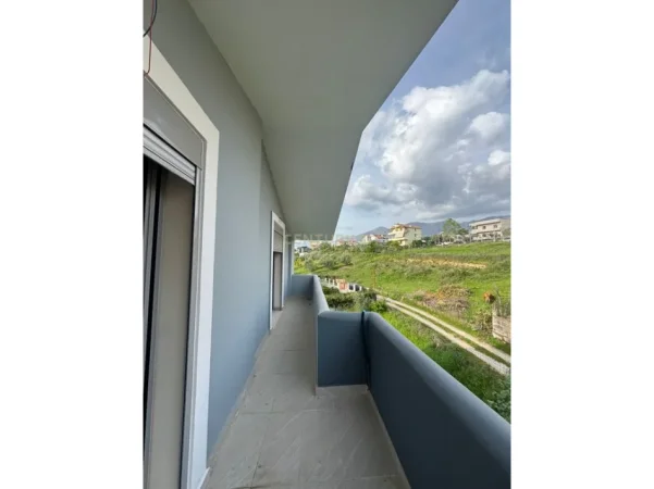 Tirane, jepet me qera apartament 2+1+Ballkon Kati 3, 110 m² 600 € (Liqeni i Farkes)