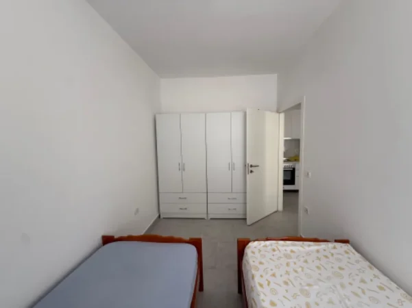 Tirane, jepet me qera apartament 1+1 Kati 1, 60 m² 400 € (Big Market 5 Maji)