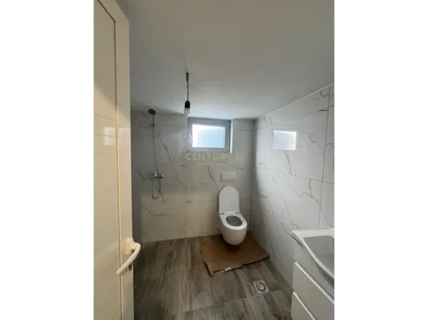 Tirane, jepet me qera apartament 3+1+Ballkon Kati 1, 125 m² 700 € (Liqeni i Farkes)