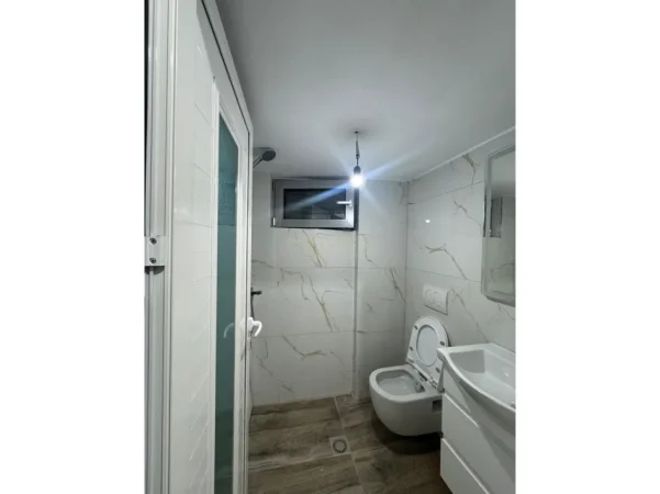 Tirane, jepet me qera apartament 3+1+Ballkon Kati 1, 125 m² 700 € (Liqeni i Farkes)