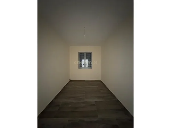 Tirane, jepet me qera apartament 3+1+Ballkon Kati 1, 125 m² 700 € (Liqeni i Farkes)