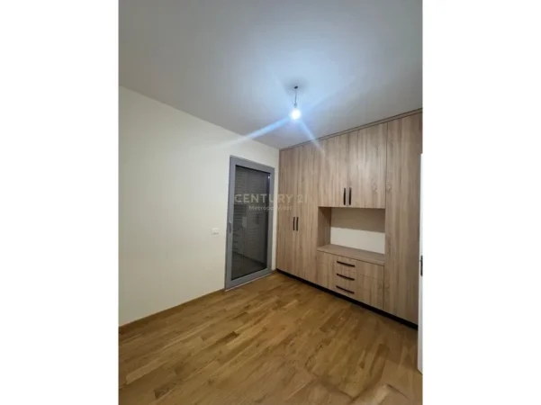 Tirane, jepet me qera apartament 3+1+Ballkon Kati 1, 125 m² 700 € (Liqeni i Farkes)