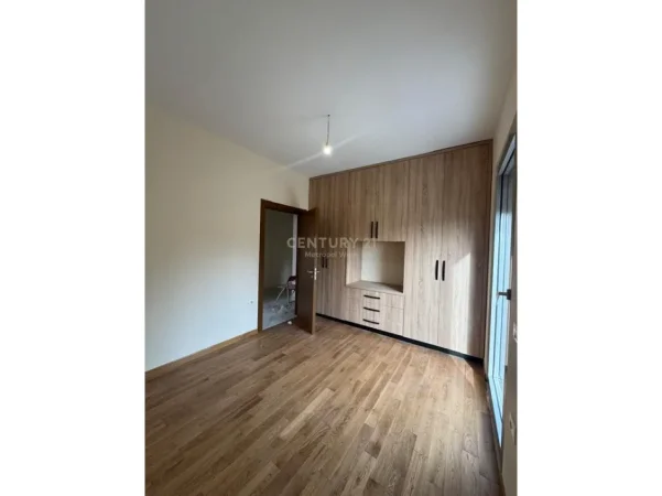 Tirane, jepet me qera apartament 3+1+Ballkon Kati 1, 125 m² 700 € (Liqeni i Farkes)
