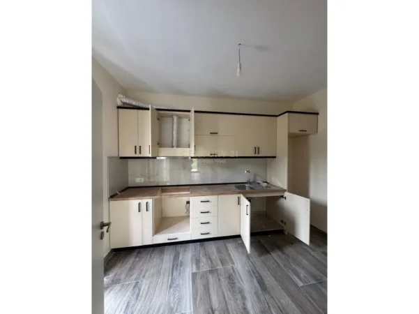 Tirane, jepet me qera apartament 3+1+Ballkon Kati 1, 125 m² 700 € (Liqeni i Farkes)
