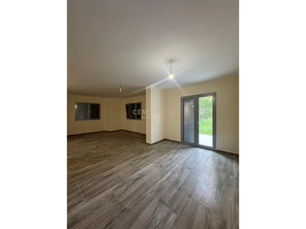 Tirane, jepet me qera apartament 3+1+Ballkon Kati 1, 125 m² 700 € (Liqeni i Farkes)