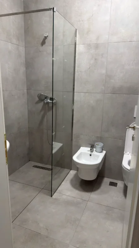 Tirane, jepet me qera apartament 1+1 Kati 3, 78 m² 670 € (Rruga 5-Maji)