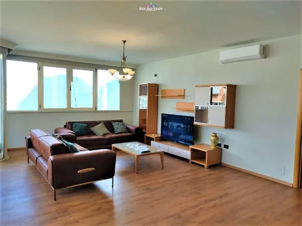 Tirane, jepet me qera apartament 3+1 Kati 8, 220 m² 1.600 € (Komuna e Parisit,)
