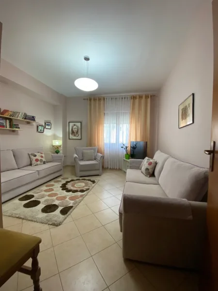 Tirane, jepet me qera apartament 2+1+Ballkon Kati 4, 106 m² 700 € 