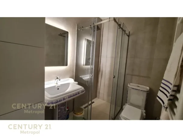 Tirane, jepet me qera apartament 1+1+Ballkon Kati 10, 68 m² 730 €