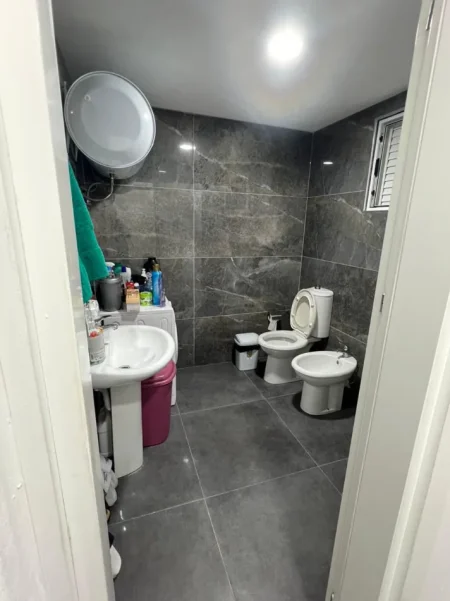Tirane, jepet me qera shtepi 2+1 Kati 2, 98 m² 450 € (rruga ramazan begu)