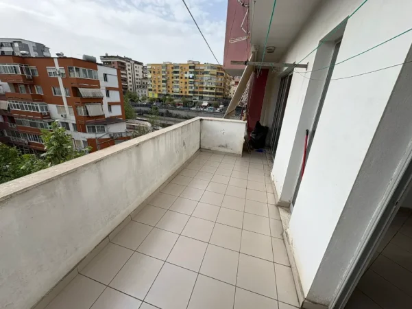 Tirane, jepet me qera apartament 2+1+Ballkon Kati 5, 100 m² 450 € (Qendra Kristal)