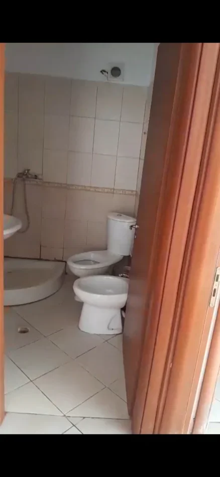 Tirane, jepet me qera apartament 2+1+Ballkon Kati 5, 100 m² 450 € (Qendra Kristal)