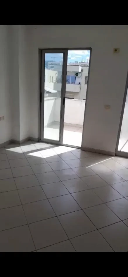 Tirane, jepet me qera apartament 2+1+Ballkon Kati 5, 100 m² 450 € (Qendra Kristal)