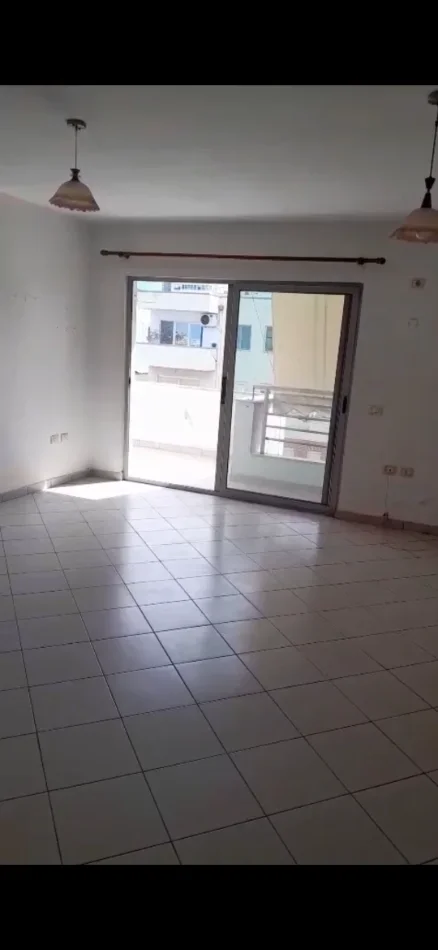 Tirane, jepet me qera apartament 2+1+Ballkon Kati 5, 100 m² 450 € (Qendra Kristal)