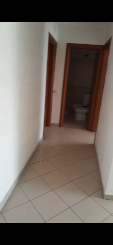 Tirane, jepet me qera apartament 2+1+Ballkon Kati 5, 100 m² 450 € (Qendra Kristal)