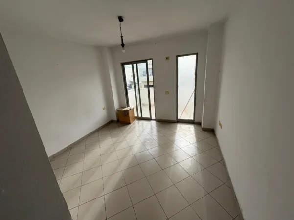 Tirane, jepet me qera apartament 2+1+Ballkon Kati 5, 100 m² 450 € (Qendra Kristal)
