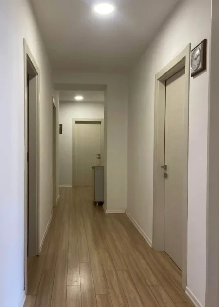 Tirane, shitet apartament 3+1 Kati 6, 126 m² 200.000 € (rruga 5 maj)