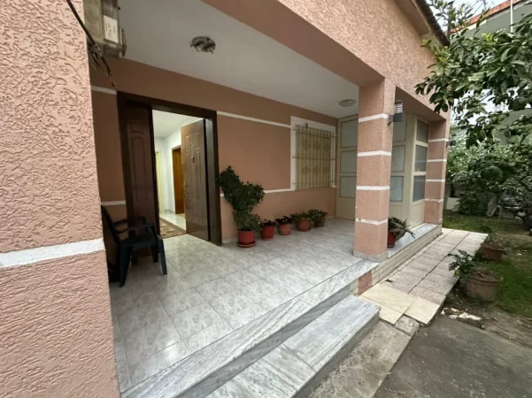 Tirane, jepet me qera shtepi 2+1+Ballkon Kati 0, 100 m² 500 € (jordan misja)