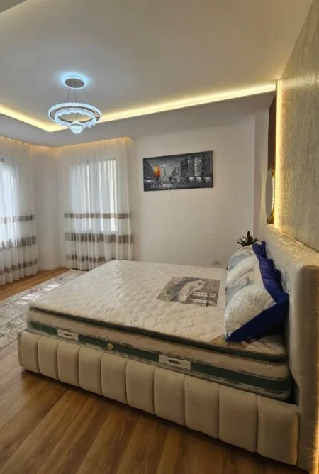Tirane, shitet apartament 2+1 Kati 3, 116 m² 265.000 € (pallati me shigjeta)