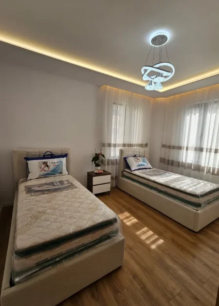 Tirane, shitet apartament 2+1 Kati 3, 116 m² 265.000 € (pallati me shigjeta)