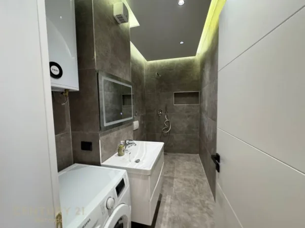 Tirane, jepet me qera apartament 2+1+Ballkon Kati 3, 83 m² 800 €