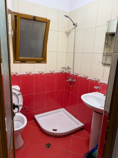 Tirane, jap me qera apartament 1+1+Aneks Kati 1, 65 m² 450 € (Rruga Leandro Zoto)