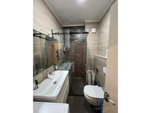 Tirane, jepet me qera apartament 2+1+Ballkon Kati 2, 98 m² 900 € (selvia)