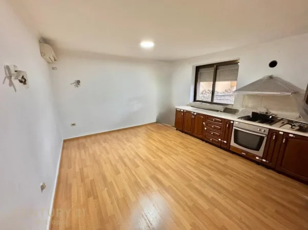 Tirane, jepet me qera ambjent biznesi Kati 2, 70 m² 650 € (Rruga r Elbasanit)