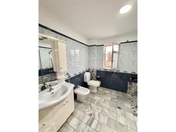 Tirane, jepet me qera ambjent biznesi Kati 2, 70 m² 650 € (Rruga r Elbasanit)